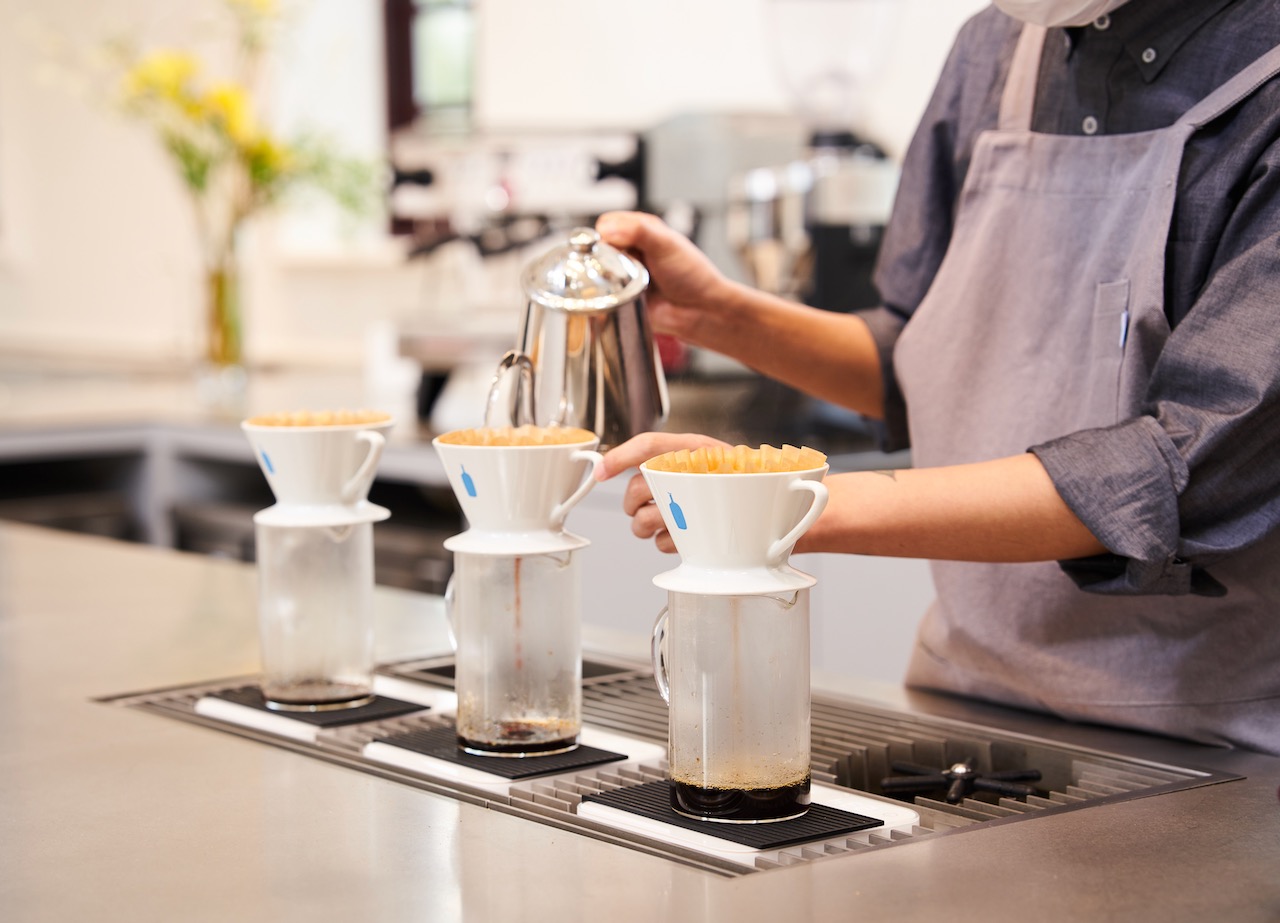 咖啡师制作手冲咖啡 蓝瓶咖啡 图