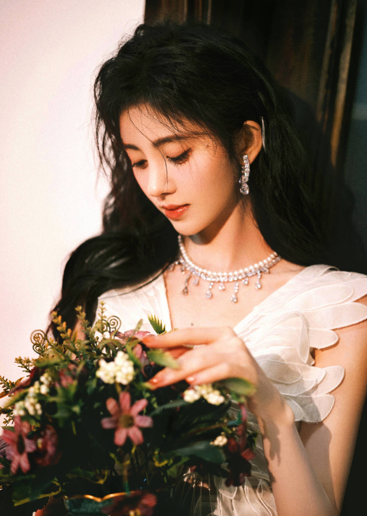 鞠婧祎复古大片曝光 红唇卷发氛围感拉满|鞠婧祎_新浪新闻