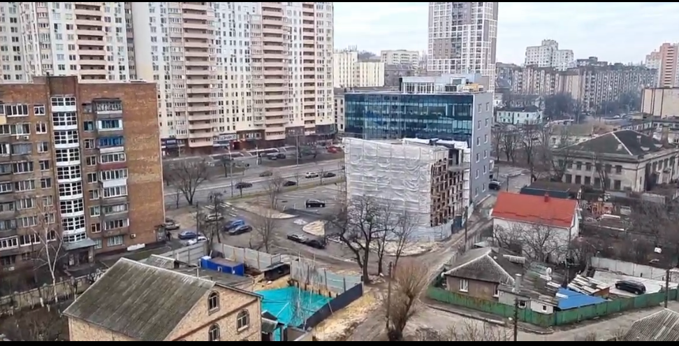 华人谈乌克兰紧张局势：备有国旗拿着护照，中国人相对淡定休闲区蓝鸢梦想 - Www.slyday.coM