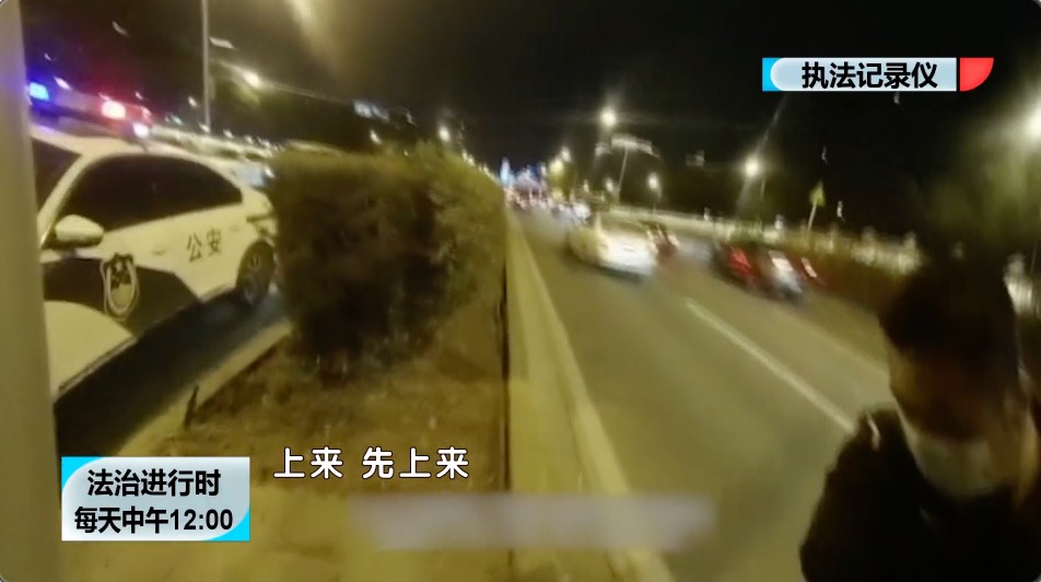 北京这个司机竟然在三环主路上睡着了！民警马永旺“咆哮式”劝返休闲区蓝鸢梦想 - Www.slyday.coM