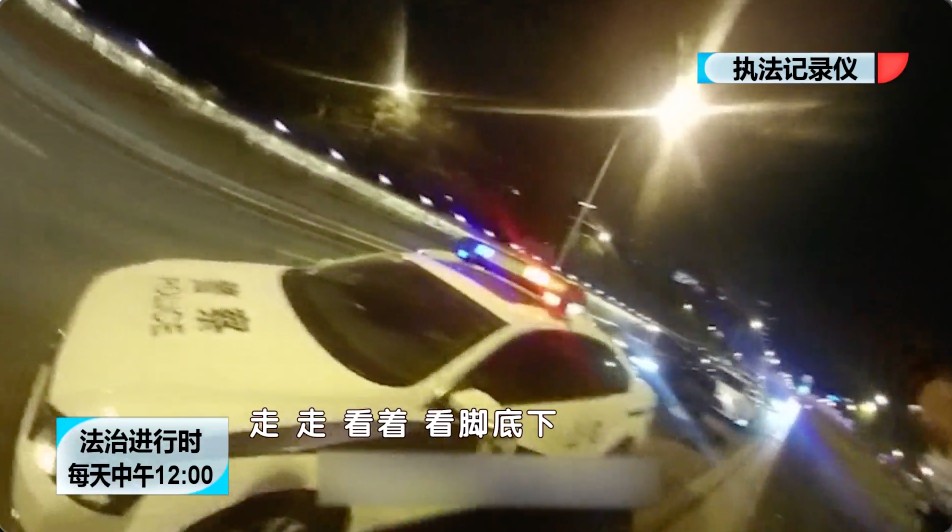 北京这个司机竟然在三环主路上睡着了！民警马永旺“咆哮式”劝返休闲区蓝鸢梦想 - Www.slyday.coM