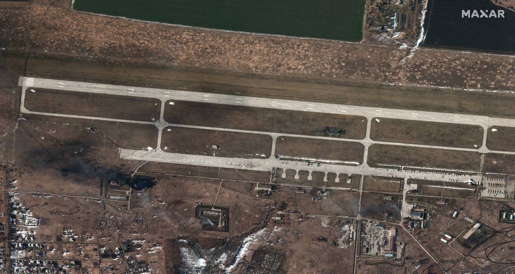 乌一空军基地被袭后的卫星照片曝光：数十架战机趴窝