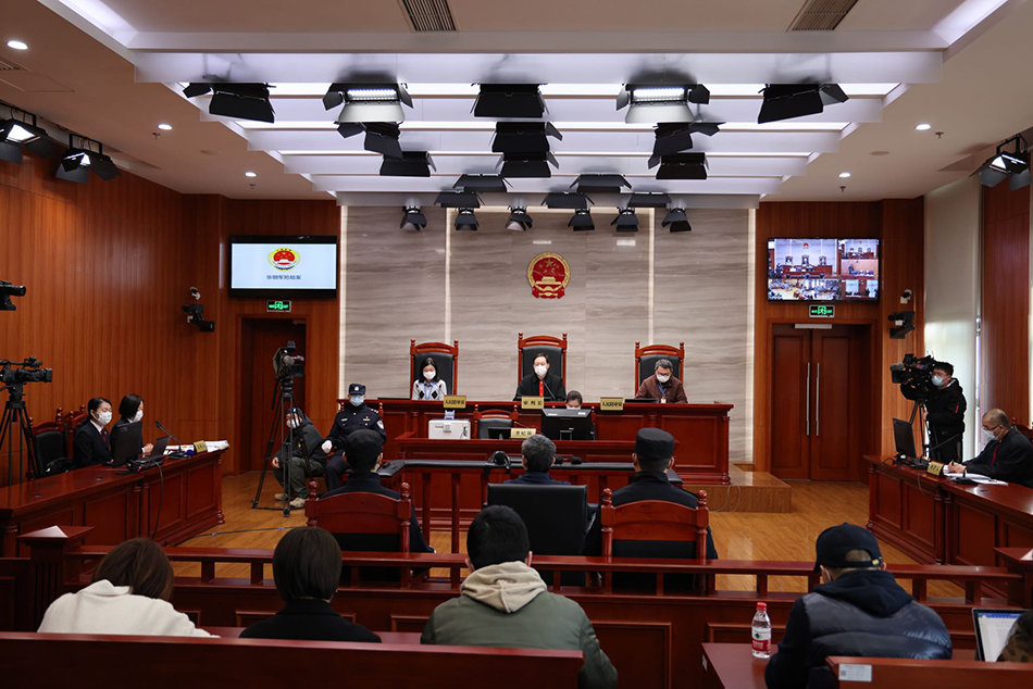 男子夜晚藏身保时捷后排抢劫,女车主事后去精神病医院就医