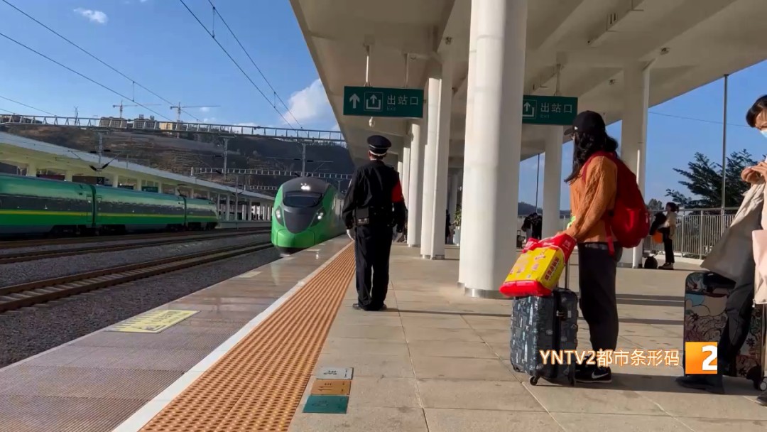 近日,在元谋西火车站,一名男子在列车进站时,竟然越过了安全线,险些