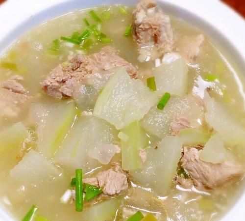 冬瓜排骨汤的家常做法汤汁奶白软烂鲜香老少皆宜简单家常