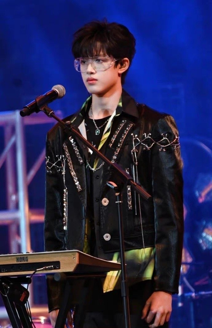 丨 张极眼镜造型合集9615不得不说帅哥也太适合眼镜了……|眼镜