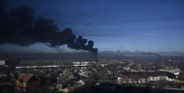 基辅政府大楼响起枪声,城外俄军夺取军车,假扮乌军直扑市中心休闲区蓝鸢梦想 - Www.slyday.coM 基辅政府大楼响起枪声,城外俄军夺取军车,假扮乌军直扑市中心休闲区蓝鸢梦想 - Www.slyday.coM