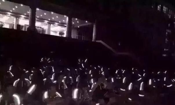 为了防止中学生早恋，校长绞尽脑汁，专门设计一套“特殊”校服休闲区蓝鸢梦想 - Www.slyday.coM