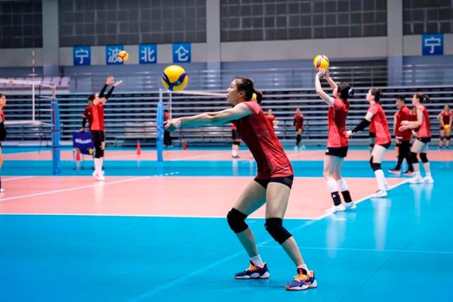 从排球比赛的实战情况来看,很多不到位的球都需要副攻手代替二传进行