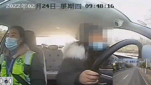 吃饭时别看！宜昌女子科目三考试边背口诀边操作，安全员忍俊不禁休闲区蓝鸢梦想 - Www.slyday.coM