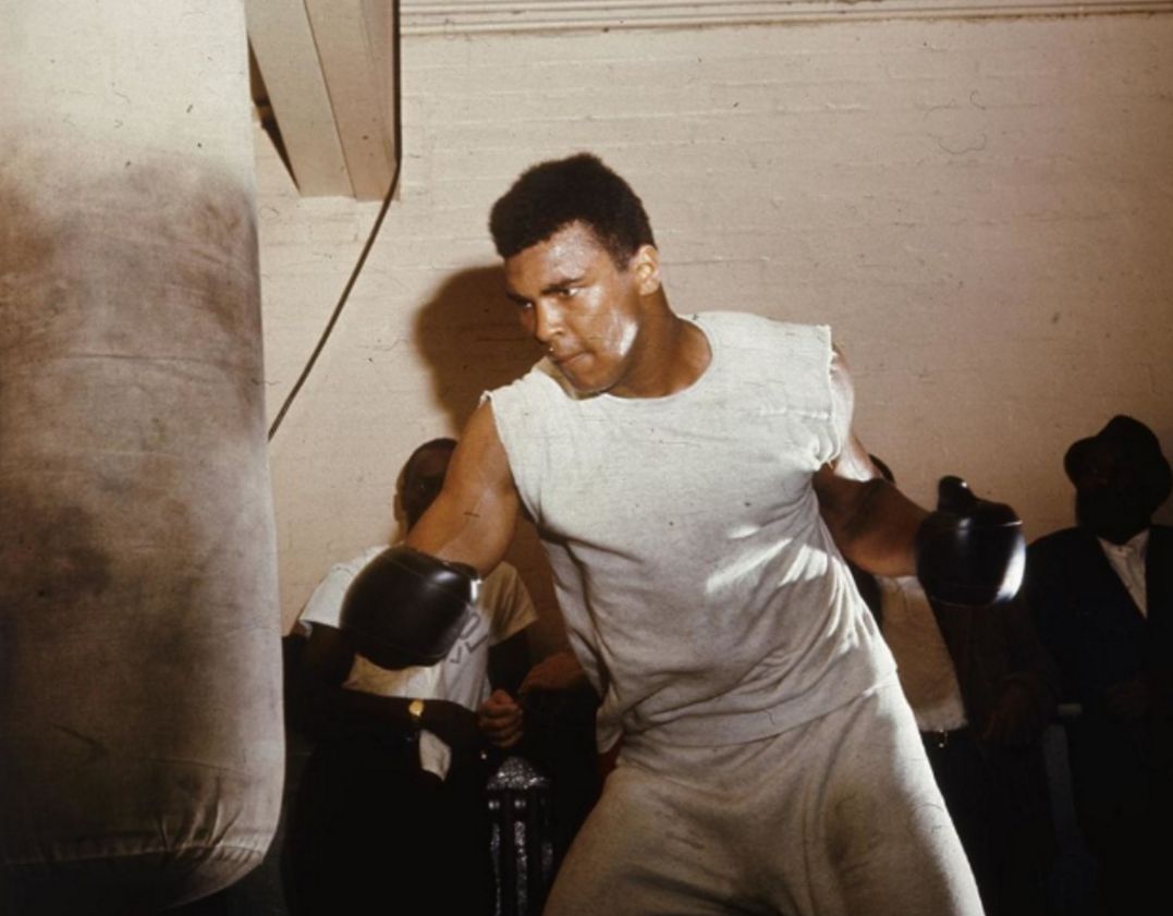 拳王阿里一拳205公斤 一记左勾拳 是他杀手锏|拳王阿里|勾拳|拳击