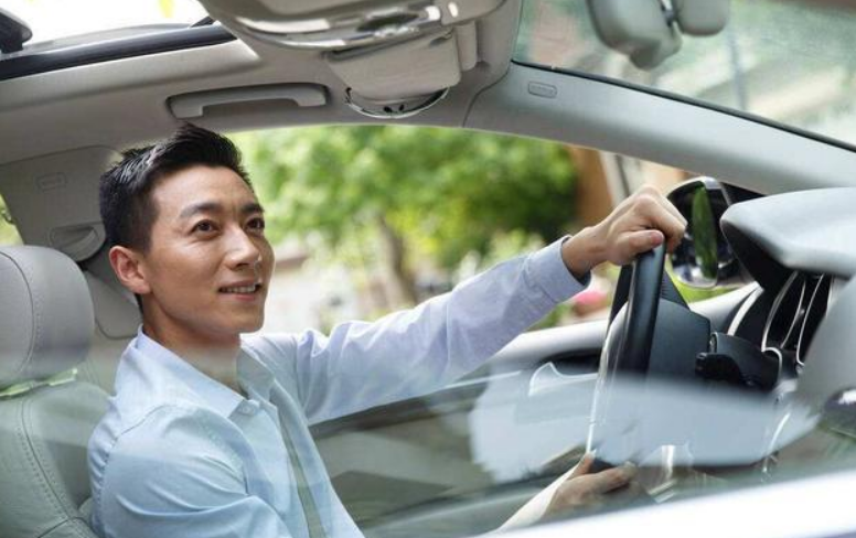 奔驰车主月薪7万找不到女朋友，手指暴露答案，一点也不冤休闲区蓝鸢梦想 - Www.slyday.coM