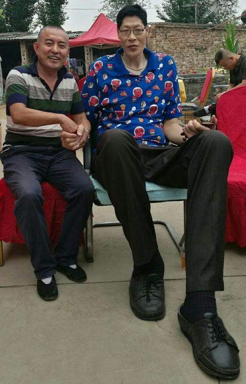 亚洲第一巨人张俊才比姚明还高半个头22年前娶妻却至今无子