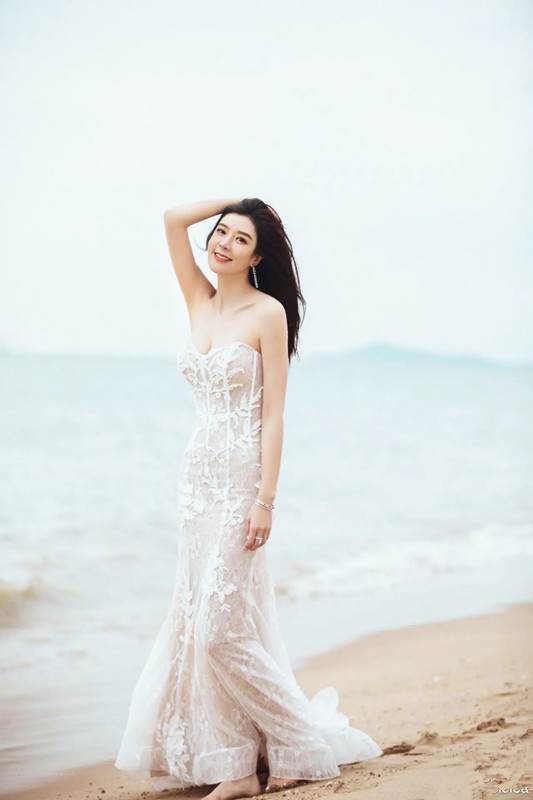 模特冠军周韦彤好会搭抹胸礼服玩镂空风3d身材羡慕了