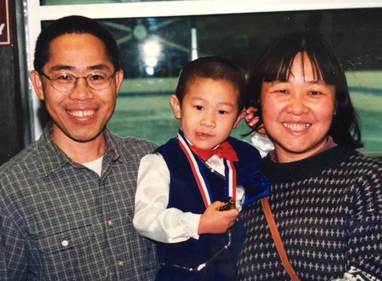 陈巍夺金后成美国红人给妈妈戴金牌父母故乡在中国养育5子