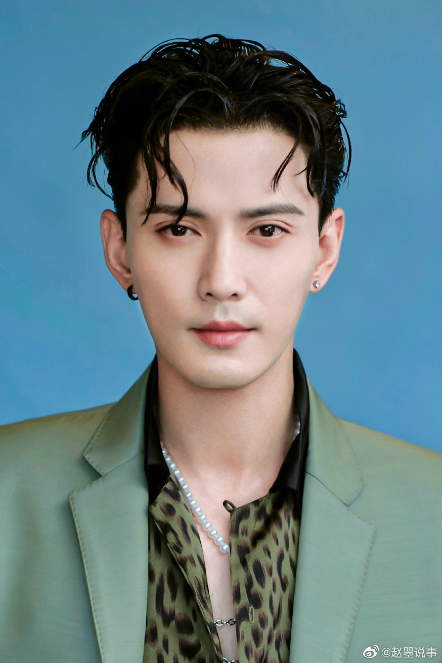 徐正曦带乔欣出街真的是太飒两个人在嫣语赋真的是没磕够