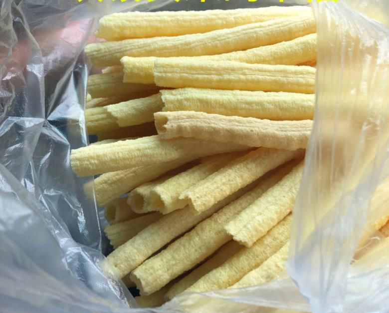 第二个就是长条的爆米花,可以说这已经马上就要失传了,毕竟现在老式的