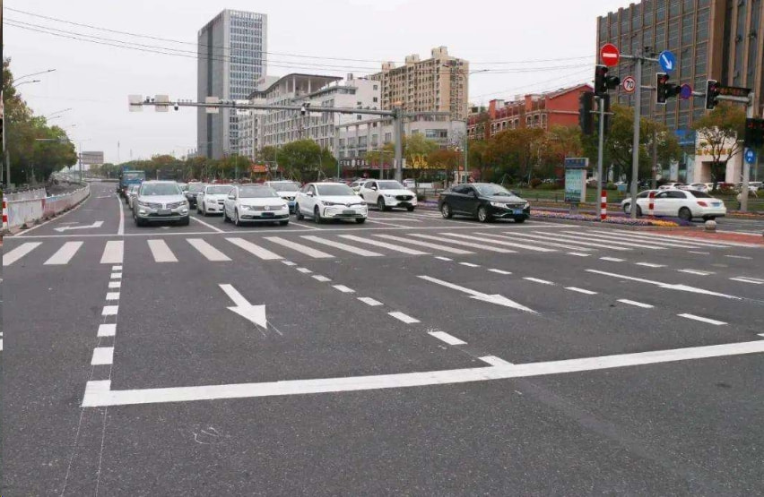 有车的注意多地路口增加新标线一旦走错扣6分