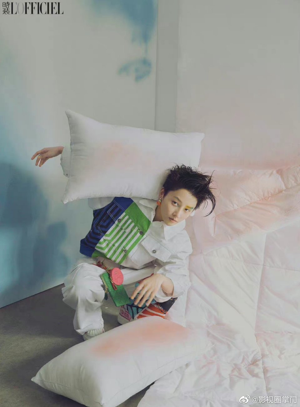 刘雨昕秀自己的美甲