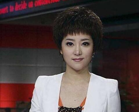 东方卫视女主持人李菡遭网友吐槽咬字不清楚播报语速太快