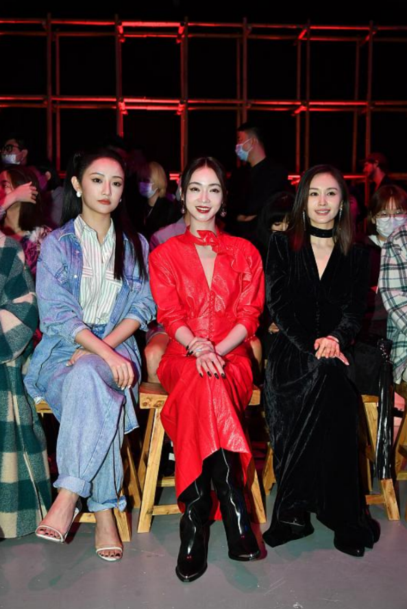 王子文吴谨言同框俩人穿搭不同气质差别也很大但红黑配真养眼