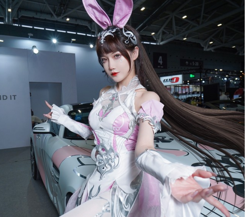 当车展上的车模cos小舞车反而成了陪衬沦为道具