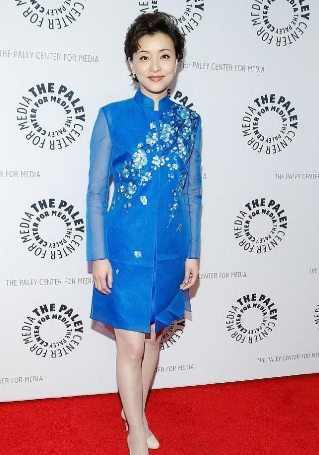 杨澜和老公同框好幸福穿拼色裙优雅知性主播气质真没变