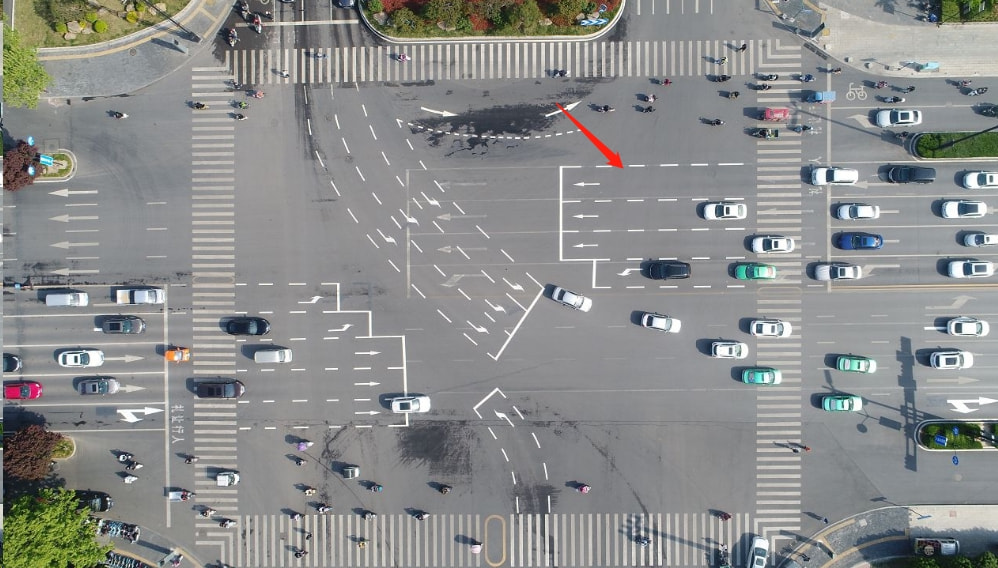 有车的注意多地路口增加新标线一旦走错扣6分