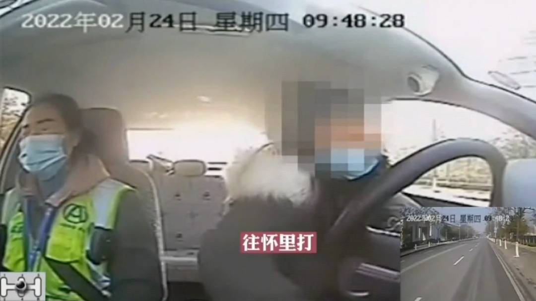 吃饭时别看！宜昌女子科目三考试边背口诀边操作，安全员忍俊不禁休闲区蓝鸢梦想 - Www.slyday.coM