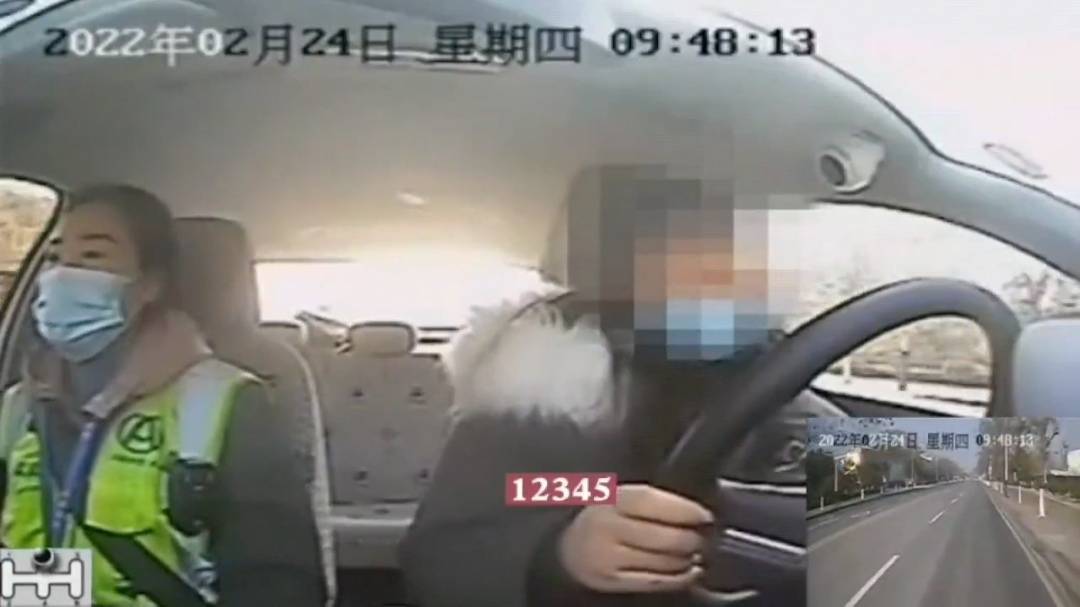 吃饭时别看！宜昌女子科目三考试边背口诀边操作，安全员忍俊不禁休闲区蓝鸢梦想 - Www.slyday.coM