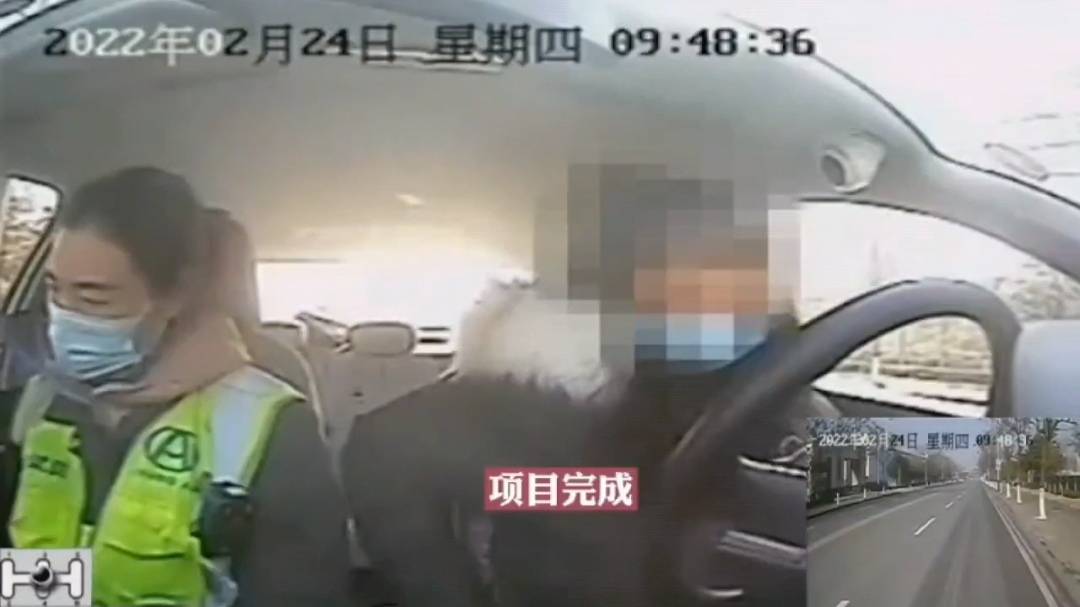 吃饭时别看！宜昌女子科目三考试边背口诀边操作，安全员忍俊不禁休闲区蓝鸢梦想 - Www.slyday.coM