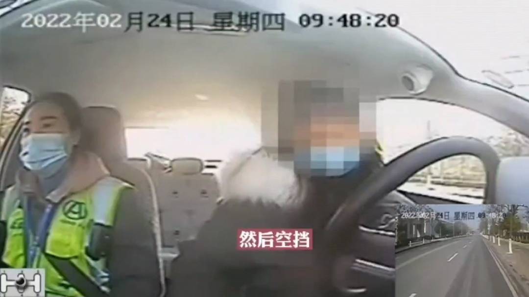 吃饭时别看！宜昌女子科目三考试边背口诀边操作，安全员忍俊不禁休闲区蓝鸢梦想 - Www.slyday.coM