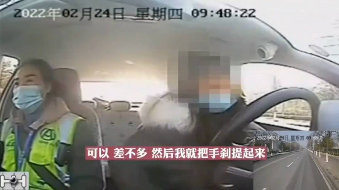 吃饭时别看！宜昌女子科目三考试边背口诀边操作，安全员忍俊不禁休闲区蓝鸢梦想 - Www.slyday.coM