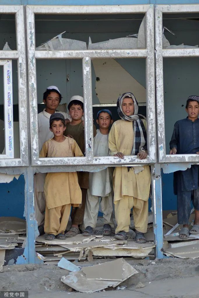 阿富汗坎大哈:孩子在饱受枪林弹雨的学校里上课 图源:视觉中国