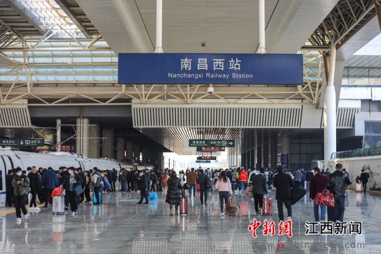2月25日,春运最后一天,江西南昌西站,一家三口行走在站台上.