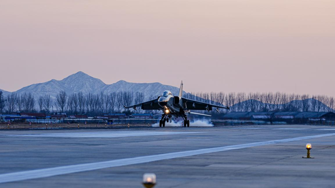 （直击演兵场）海军航空兵某旅多架战机开展对抗空战等训练休闲区蓝鸢梦想 - Www.slyday.coM