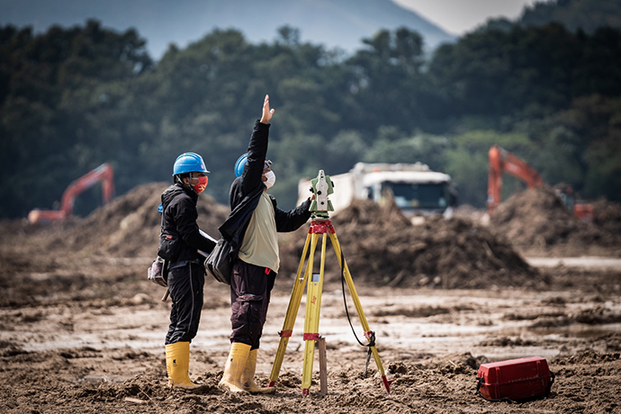 2月23日,香港竹篙湾增建隔离治疗设施建设工地,施工人员正在场地测绘
