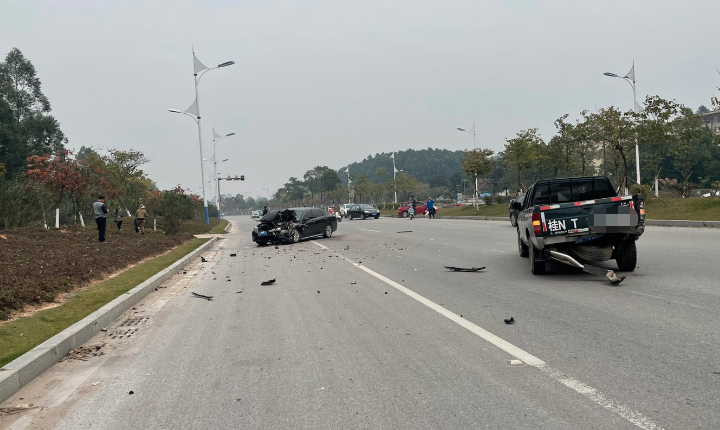 突发 扬帆大道南大番坡路段车祸 一小车被爆头 车祸 新浪新闻