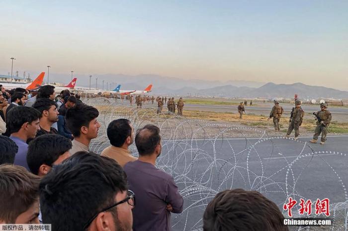 资料图:美国士兵在撤离阿富汗之时,在喀布尔机场站岗。