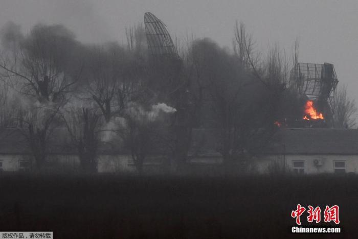 当地时间2月24日，乌克兰马里乌波尔机场附近，一处军事设施起火。