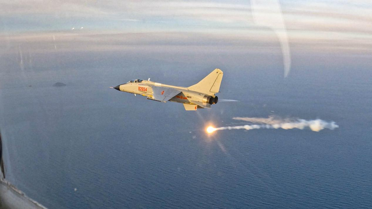 （直击演兵场）海军航空兵某旅多架战机开展对抗空战等训练休闲区蓝鸢梦想 - Www.slyday.coM