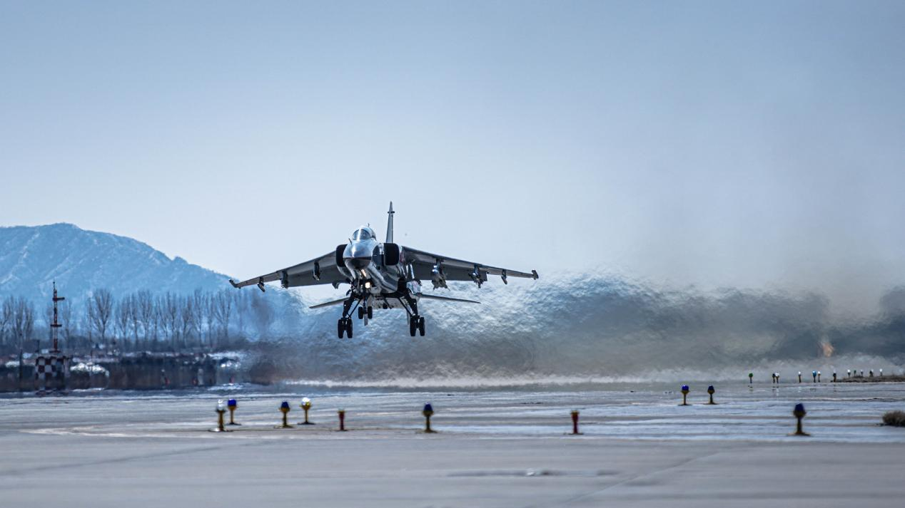 （直击演兵场）海军航空兵某旅多架战机开展对抗空战等训练休闲区蓝鸢梦想 - Www.slyday.coM