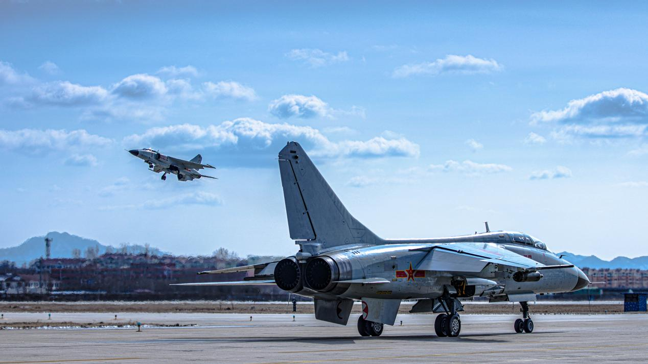 （直击演兵场）海军航空兵某旅多架战机开展对抗空战等训练休闲区蓝鸢梦想 - Www.slyday.coM