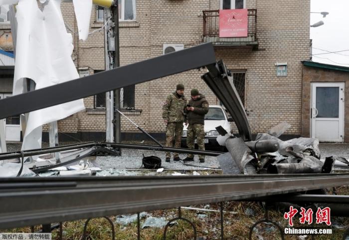 当地时间2月24日,乌克兰首都基辅,警察正在检查落在街道上的炮弹残骸。