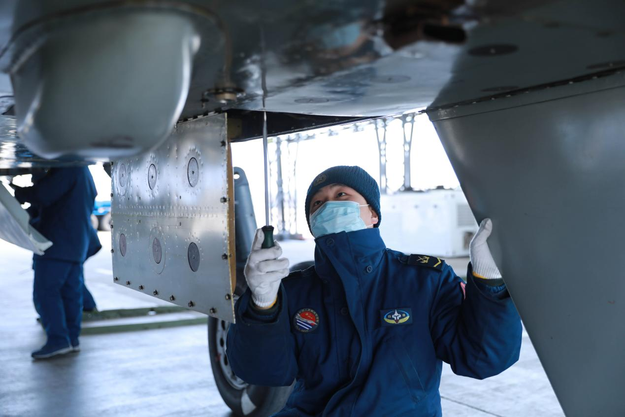 （直击演兵场）海军航空兵某旅多架战机开展对抗空战等训练休闲区蓝鸢梦想 - Www.slyday.coM