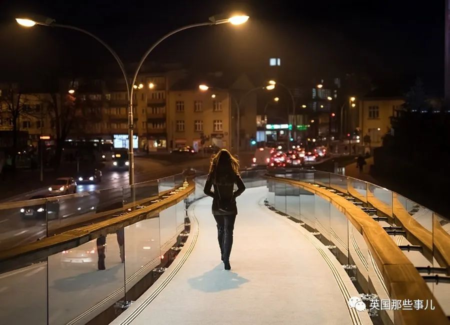 半夜打电话陪你走夜路这个英国小姐姐创立的安全热线太暖