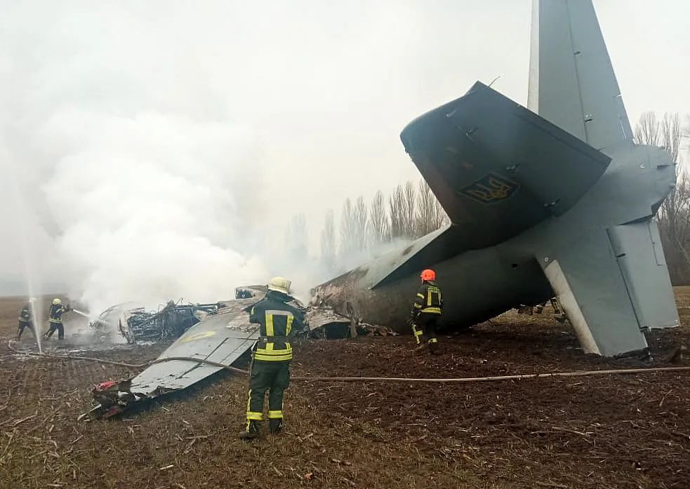 乌克兰紧急服务部门称，一架载有14人的乌克兰军用飞机24日在基辅南部坠毁。图源：视觉中国