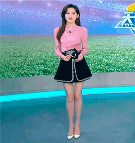 马凡舒重新回归央视体育频道穿中国风职场装风格大变比春晚还美