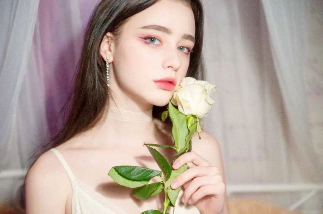比如新晋的绝美模特达莎·塔兰(dasha taran),就凭借一张神颜,火遍
