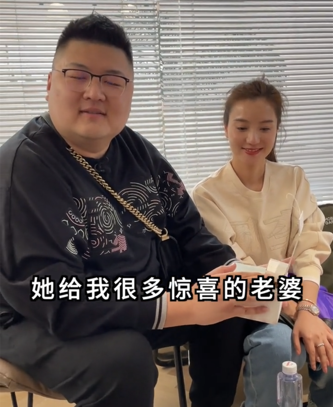 猴哥何钰欣穿情侣装选伴手礼开240万的跑车礼盒中藏有爱意
